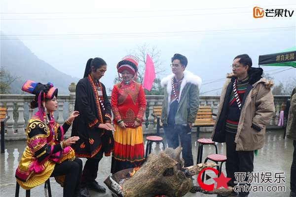 《变形计之平行世界》钱多多一家献唱新年庆典 CFO爸爸魔性歌喉初公开