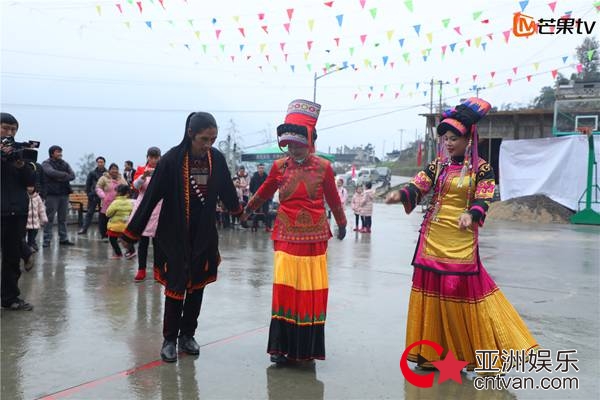 《变形计之平行世界》钱多多一家献唱新年庆典 CFO爸爸魔性歌喉初公开