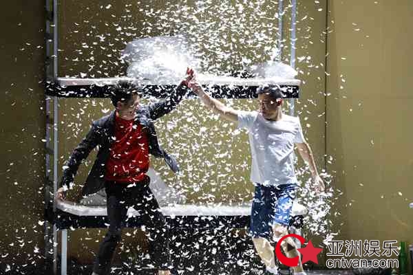 “默剧演员”叶逢春《欢乐喜剧人》上演人在囧途