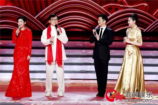 成龙吴京同台切磋 助力冬奥《拼出未来》