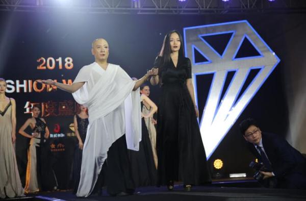 2018Fashion World时尚盛典星光璀璨 刘晓庆获“终身成就奖”