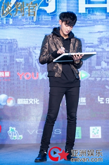 《谈判官》开播 杨幂黄子韬爆梗频出 “怼宠”CP现场甜蜜比心