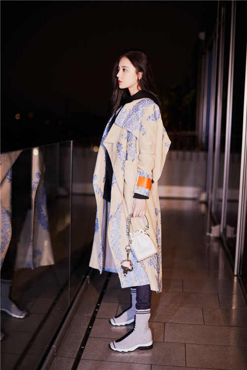 娜扎一身优雅风衣帅气归国，大长腿尽显机场变秀场