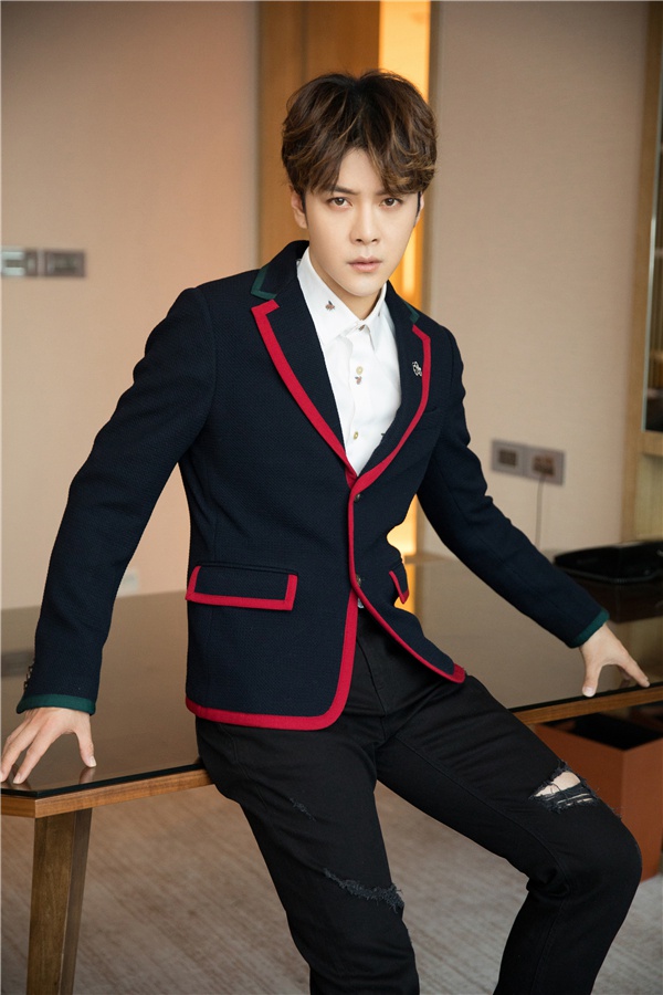 徐海乔 凝视镜头.jpg