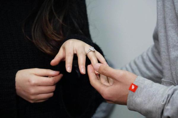 务实理工暖男为孕妻送DR钻戒鸽子蛋，原因令人感动