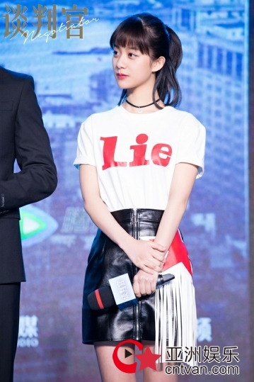 《谈判官》开播 杨幂黄子韬爆梗频出 “怼宠”CP现场甜蜜比心