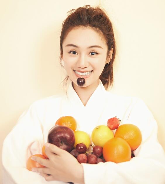 安悦溪曝别样写真 “蔬菜水果大战”趣味满分