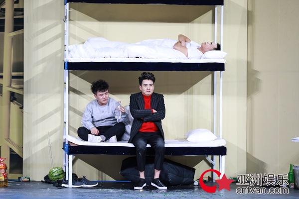 《欢乐喜剧人》贾冰劲敌来袭 卢鑫玉浩强势踢馆