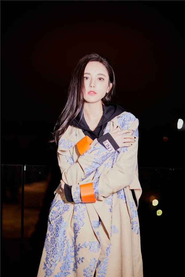 娜扎多变造型玩转米兰时装周 气质迷人状态好