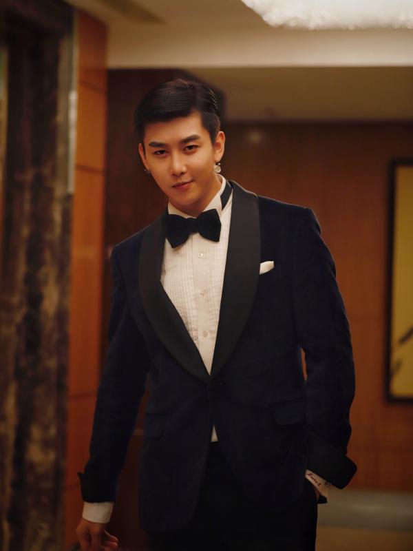 周艺轩优雅亮相中法国际电影节 黑色西装彰显绅士品味