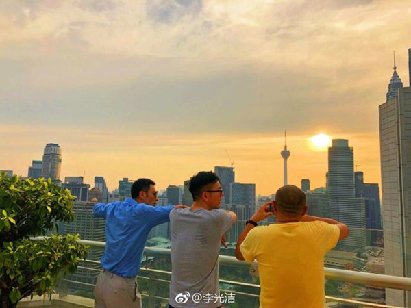 李光洁晒家人合照神似弟弟 爸爸为兄弟俩拍照