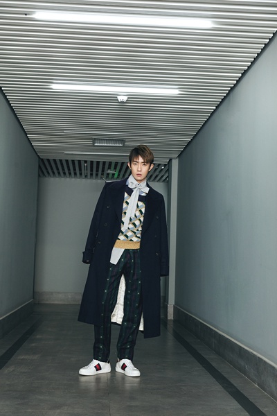 《天坑鹰猎》曝光人物海报 郑好剧中化身王俊凯超级迷弟