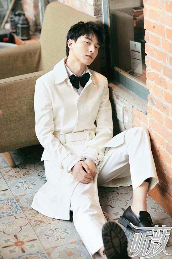 魏天浩《昕薇》大片曝光 摩登少年演绎英伦复古