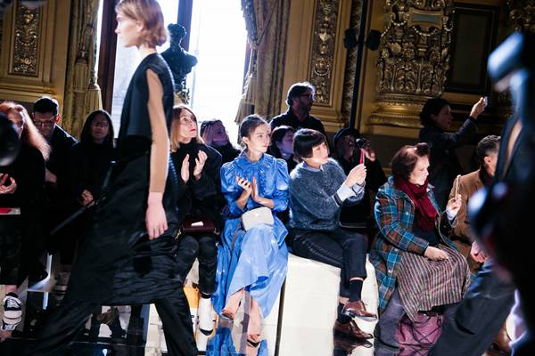 万云峰为金晨打造巴黎周造型 最潮最美高街范儿