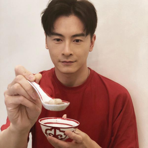 帅气新春红！郑元畅红衣出镜“投喂”元宵