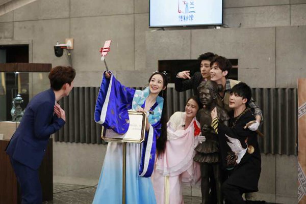 “何炅兄妹”《我是大侦探》世纪同框 吴磊马思纯争相求合影