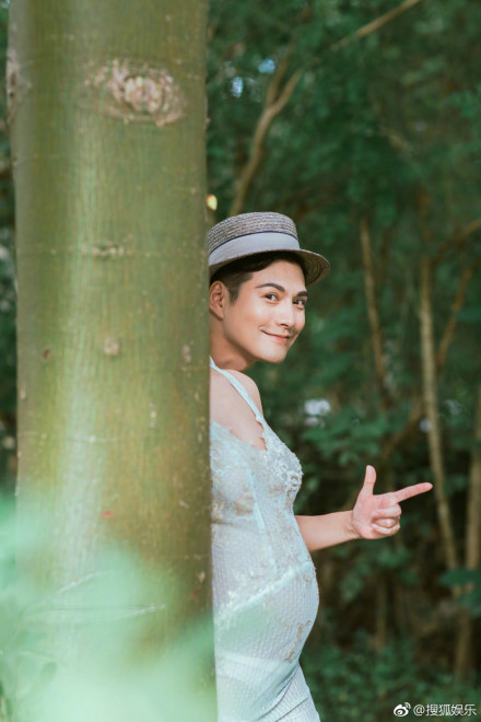 杜若溪孕照曝光 严屹宽深情亲吻妻子孕肚超幸福