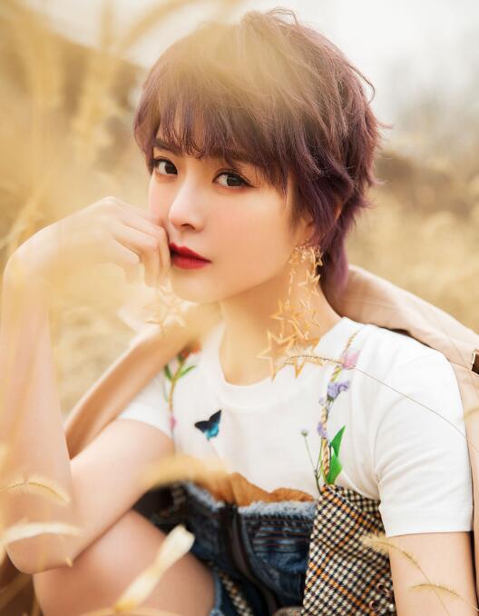 种丹妮曝光初春大片 个性叠穿CHIC感满满