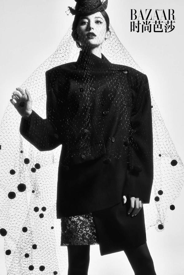 娜扎化身摩登女郎登上《时尚芭莎》封面 复古造型超吸睛