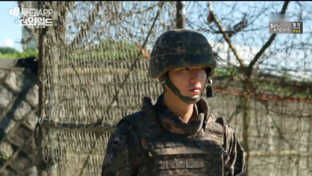 李敏镐最新军装照曝光略显发福 但合照中的他依旧很亮眼