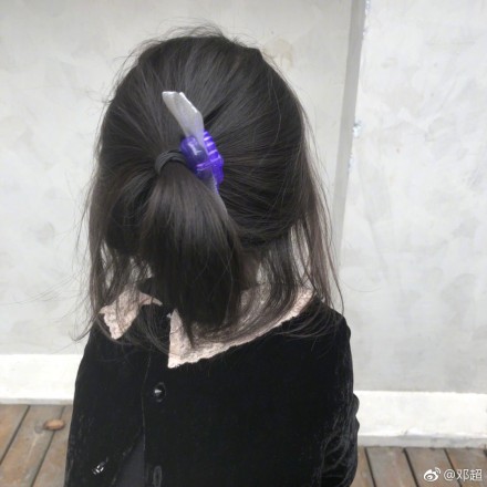 邓超给小花妹妹梳辫太凌乱遭吐槽 邓超反驳：头皮会疼