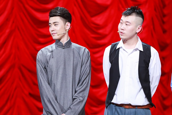 张云雷自带“女友”上《欢乐喜剧人》 两人私下互动亲密