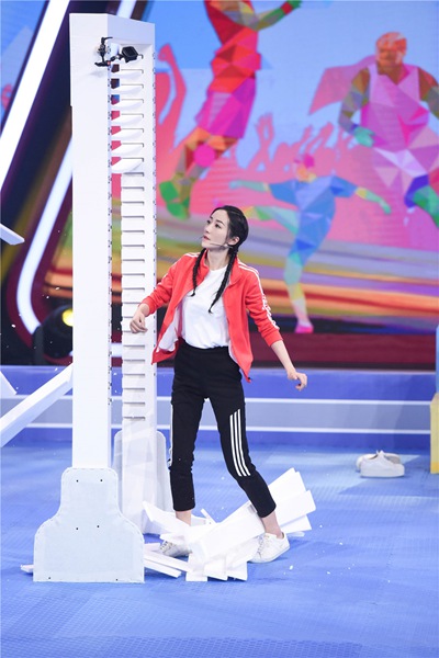 “回旋踢”“翻跟头”？《王牌3》王源“大招”不断引惊呼 刘嘉玲惨遭现场“搜包”惊现