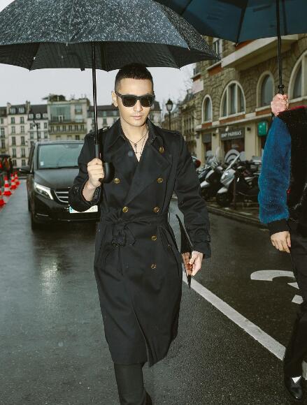 黄晓明超短圆寸亮相巴黎时装周，英伦硬汉风震撼全场