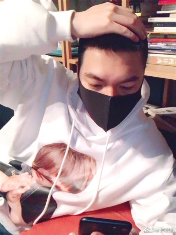 李敏镐最新军装照曝光略显发福 但合照中的他依旧很亮眼