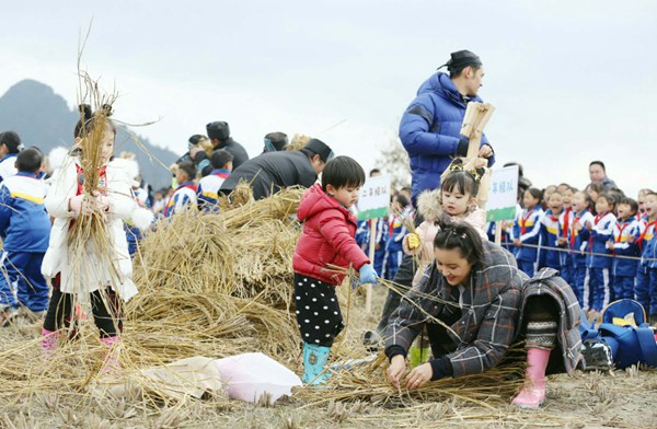 袁弘为抢稻草尽显腿长优势 张歆艺用手套做抹胸