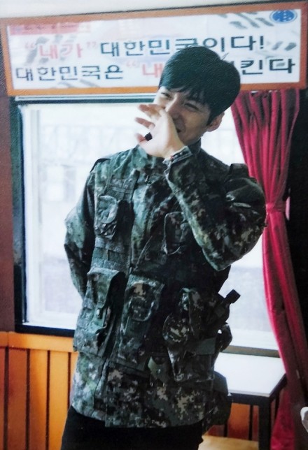 李敏镐最新军装照曝光略显发福 但合照中的他依旧很亮眼