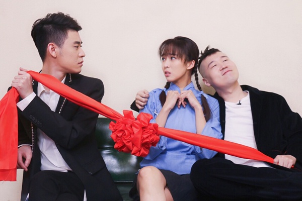 张云雷自带“女友”上《欢乐喜剧人》 两人私下互动亲密