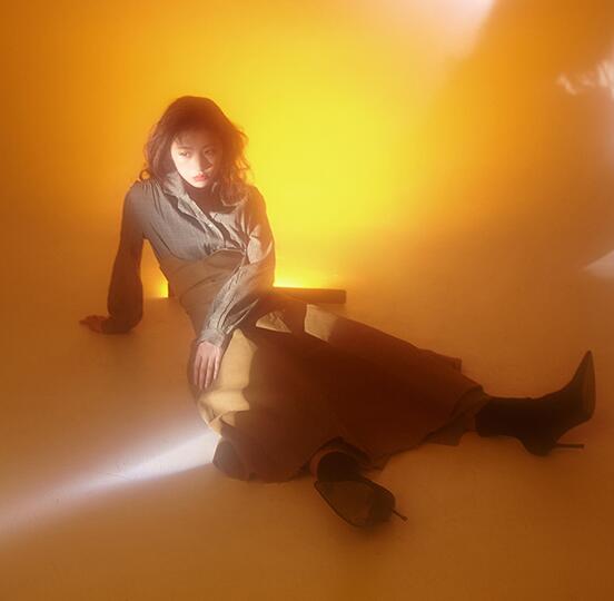 周雨彤概念大片曝光 眉上刘海还原复古“赫本头”