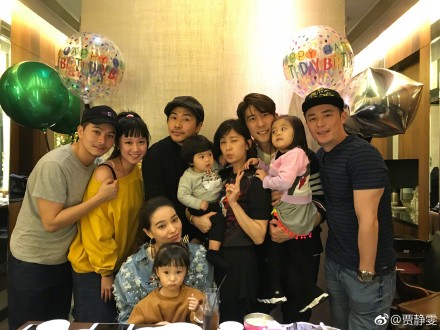 修杰楷生日聚会照曝光 bo妞竟盯着霍建华看呆了！