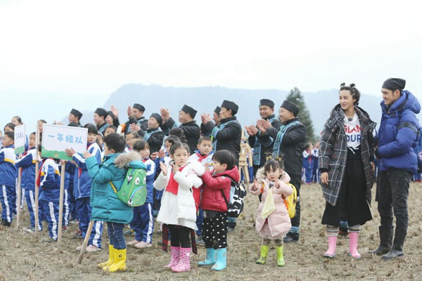 袁弘为抢稻草尽显腿长优势 张歆艺用手套做抹胸