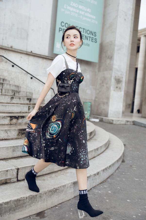 赵宇彤星空裙写真 前卫时尚发型呆萌