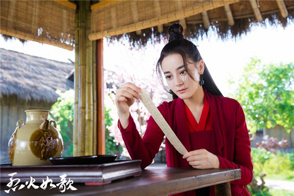 超级剧集《烈火如歌》首播获赞 周渝民迪丽热巴亮相引热议风暴