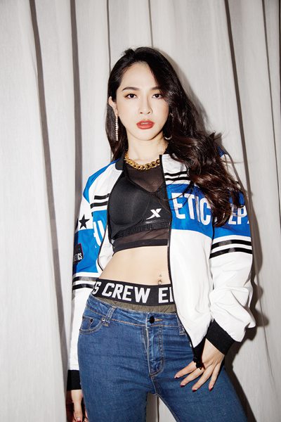 艾菲献唱全民跑步盛典掀高潮 机车复古风外套巧露蛮腰