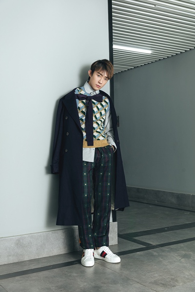 《天坑鹰猎》曝光人物海报 郑好剧中化身王俊凯超级迷弟