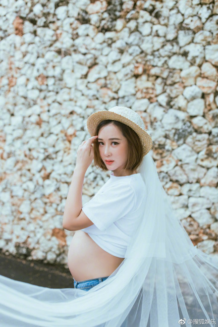 杜若溪孕照曝光 严屹宽深情亲吻妻子孕肚超幸福