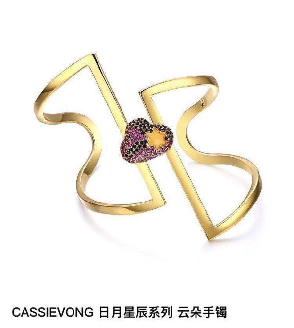 张馨心巴黎时装周看秀 时髦精致成镜头宠儿