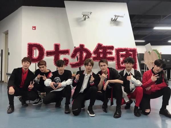 D七少年团东方风云榜首度亮相 唱跳出道EP新歌获赞颜力俱佳