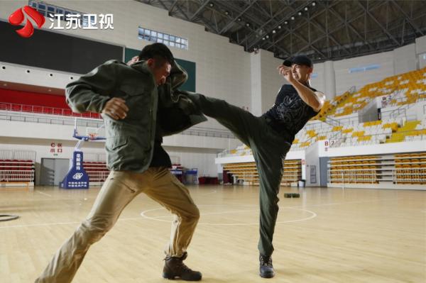 杨烁变身热血刑警 卧底身份被暴露《利刃出击》首播被称剧版《红海行动》