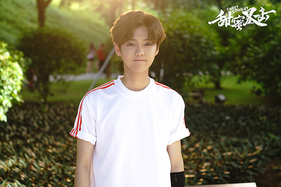 《甜蜜暴击》首发“青春正燃”版预告 鹿晗误入女校与关晓彤玩柱咚