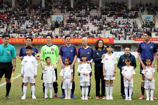 “关注消防 关爱宝贝”香港明星足球队中山公益赛大比分战和