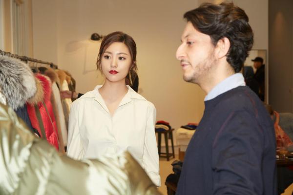 张馨心巴黎时装周看秀 时髦精致成镜头宠儿