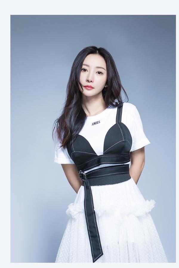 柳岩吊带胸衣外穿黑白简约 获赞“美出新高度”