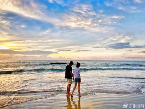 张继科公布恋情与景甜晒牵手照 一个小心机暴露满满宠溺