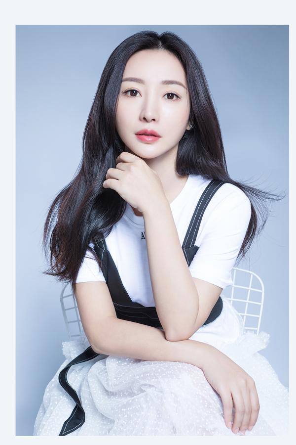 柳岩吊带胸衣外穿黑白简约 获赞“美出新高度”