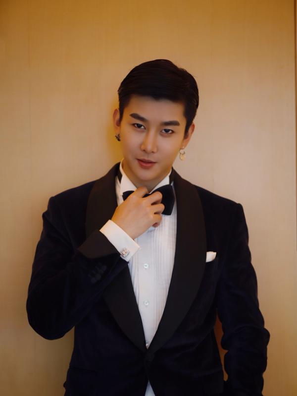 周艺轩优雅亮相中法国际电影节 黑色西装彰显绅士品味